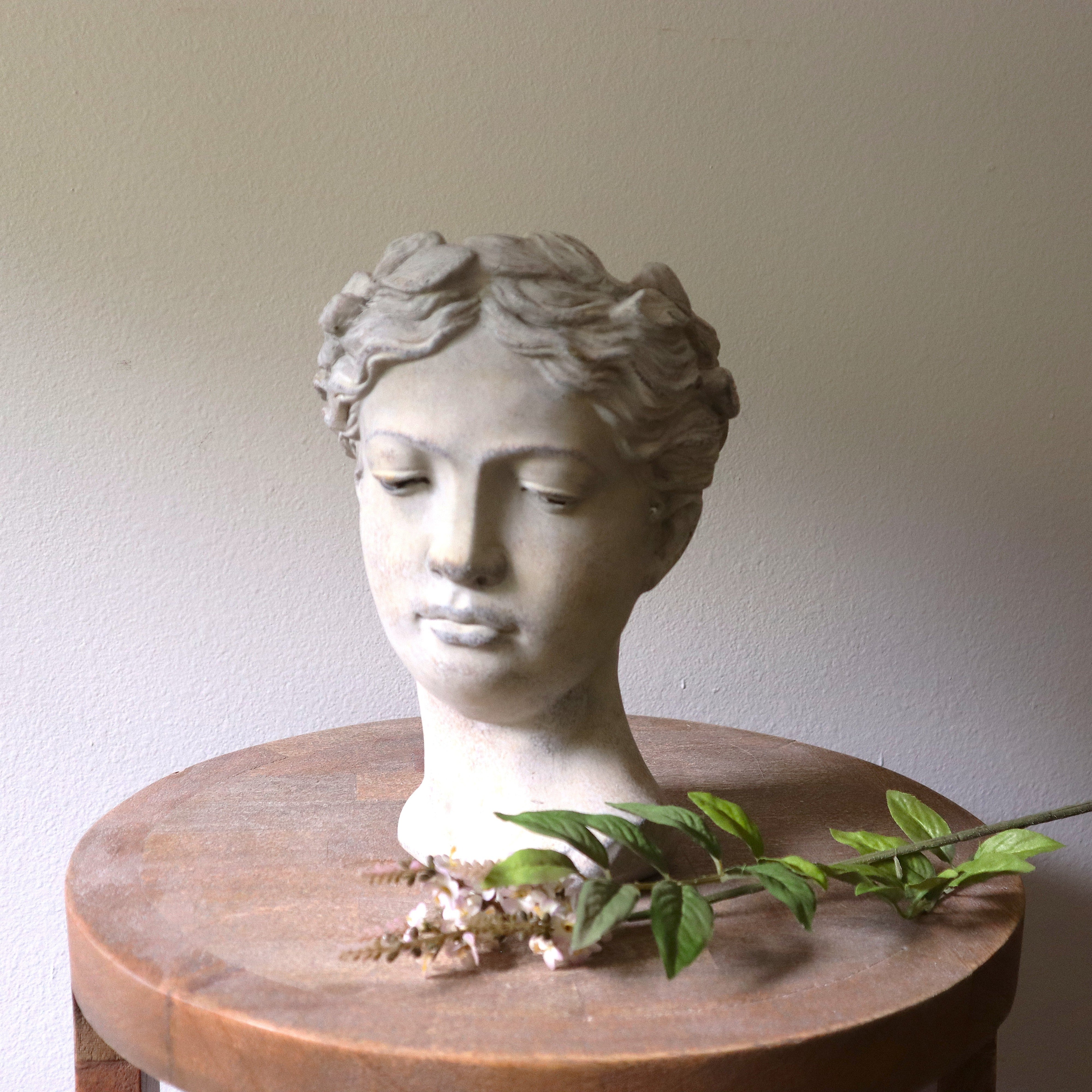 GODDESS HEAD PLANTER DRIFTWOOD GREY