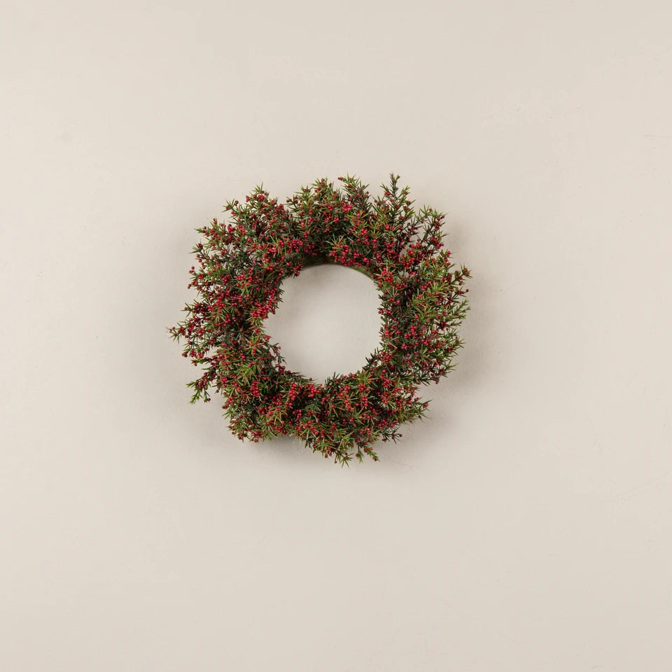 ASPARAGUS FERN & BERRY CANDLE RING
